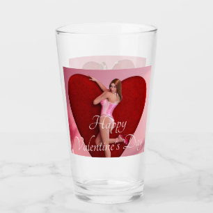 Chica apasionado del Día de San Valentín en un lug