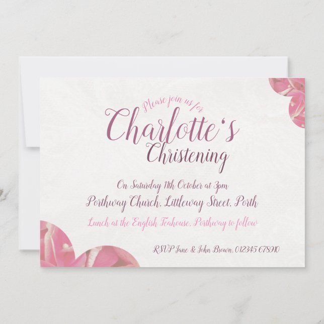 Chica bautizando invitaciones de flores rosas y bl (Reverso)