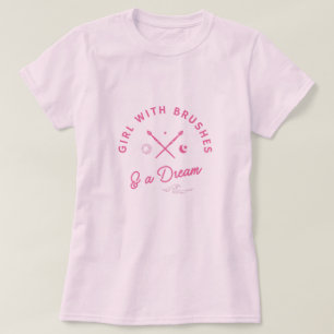 Chica Con Cepillos Y Una Camiseta De Artista De Su