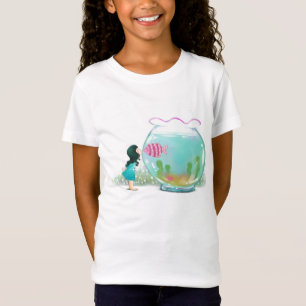 Chica con la camisa del cuenco de los pescados
