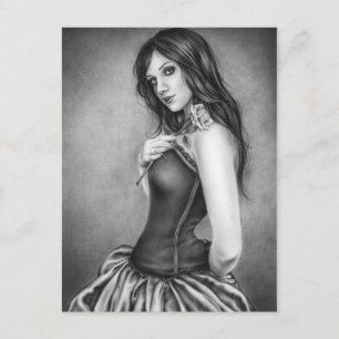 Chica con la tarjeta postal rosa