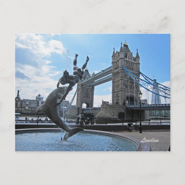 Chica con tarjeta postal Dolphin and Tower Bridge (Anverso)