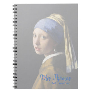 Chica con un cuaderno del pendiente de la perla