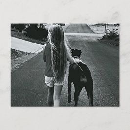 Chica de B&W y postal de perro