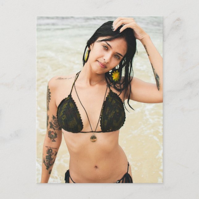 Chica de bikini con postales de fotos de tatuajes (Anverso)