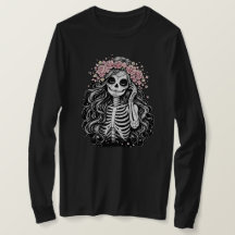 Chica de cráneo de azúcar gótico con camiseta CrT