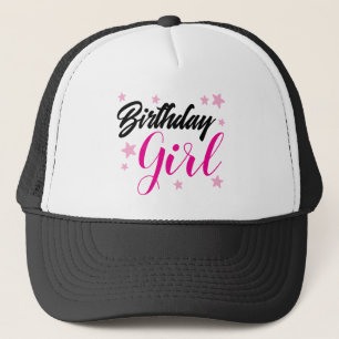 Chica de cumpleaños en un sombrero camionero