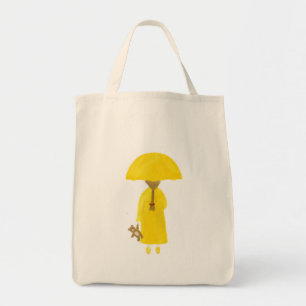 Chica de día lluvioso con la bolsa de asas del os
