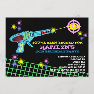Chica de encargo de la invitación de la fiesta de