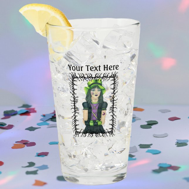 Chica de gótico Ojos verdes Gorra Tattoo Barbed St (Goth girl floppy green hat tattoos in barbed branch black frame on drinking glass.)