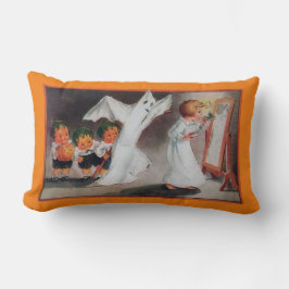Chica de Halloween de época con almohada de velas