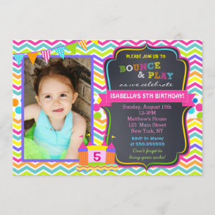 Chica de invitaciones a la fiesta de cumpleaños de