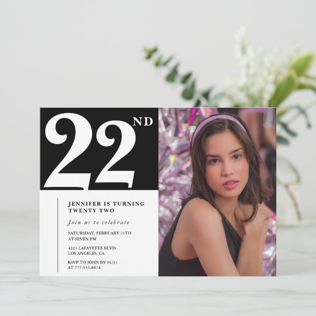 Chica de invitaciones de 22 años en blanco y negro (Anverso de pie)