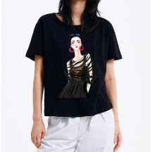 Chica De La Ciudad En Camiseta De Black Modern