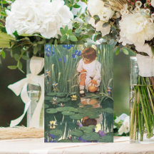 Chica de la época y hadas en la tarjeta del día de