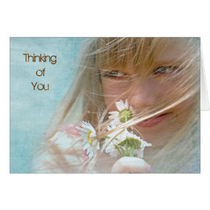 Chica de margarita de verano pensando en ti