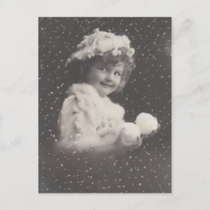 Chica de postales de Navidad con bolas de nieve