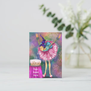Chica de tarjetas de cumpleaños que extrae velas -