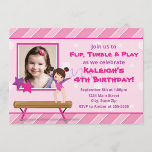 Chica del Brunette de la invitación del cumpleaños