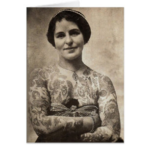 Chica del tatuaje de la mariposa