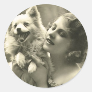 Chica del vintage y sus pegatinas del perro