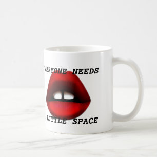 Chica dentado reventado taza de café