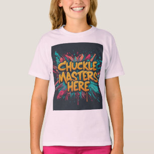 Chica disfruta de usar una camiseta maestra de ris