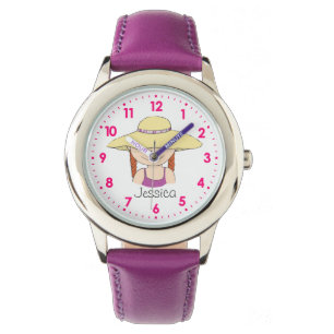 Chica divertido en gran gorra solar llamado reloj