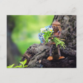 Chica elfo de Acorn con flores postal