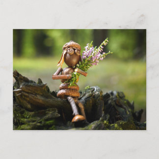 Chica elfo de Acorn con flores postal