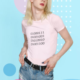 Chica en camiseta de código binario