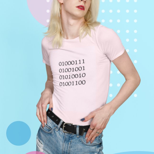 Chica en camiseta de código binario (Subido por el creador)