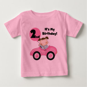Chica en camisetas y regalos de segundo cumpleaños