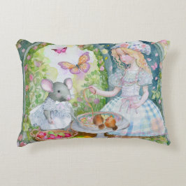 Chica en el jardín con amigos almohada