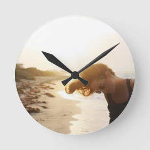 Chica en el reloj de pared acrílico de la playa