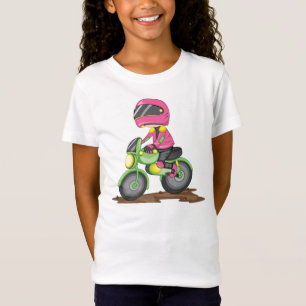 Chica en el rosa que monta una camiseta de los