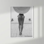 Chica en Gorra en la impresión en blanco y negro d<br><div class="desc">Captura el encanto eterno del verano con el "Chica en Gorra en la impresión blanca y negra de la playa". Esta impresionante fotografía en blanco y negro muestra a una bella mujer con una figura elegante, capturada por detrás mientras camina por la playa. Lleva un bikini de moda y una...</div>