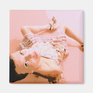 chica en imán rosa
