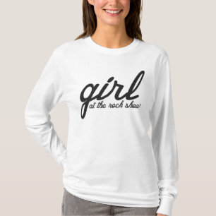 Chica en la camiseta del logotipo de la