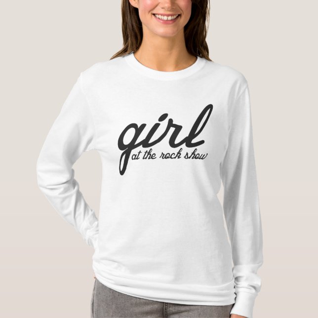 Chica en la camiseta del logotipo de la (Anverso)