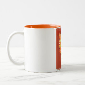 Chica en la taza de café del fuego