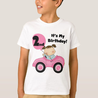 Chica en las 2das camisetas y regalos del cumpleañ