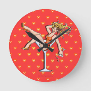 CHICA EN UN RELOJ DE PARED DE COPA DE MARTINI (oli