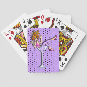 CHICA EN UN VASO DE MARTINI (lav) JUGANDO CARTAS