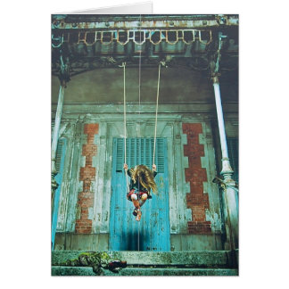 Chica en una tarjeta del oscilación