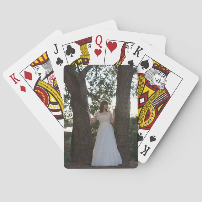 Chica entre dos cartas de juego de árboles (Reverso)
