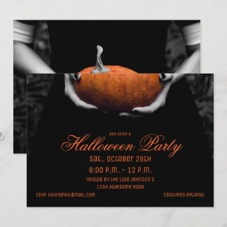 Chica espeluznante de Halloween con invitación de