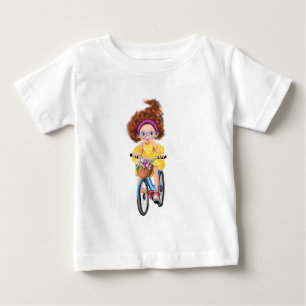 Chica feliz con camiseta para bebé en bicicleta