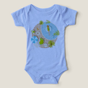 Chica fiesta de la piscina en la playa de verano d