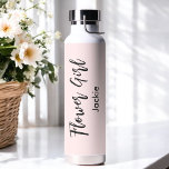 Chica flor Rubor Rosa Bridal Shower Botella de agu<br><div class="desc">Botella de agua de las niñas de flores en Rubor Rosa para Boda,  fiesta nupcial,  ducha de novia,  fiesta de la soltera. Vea más productos con este diseño en la colección de abajo.</div>
